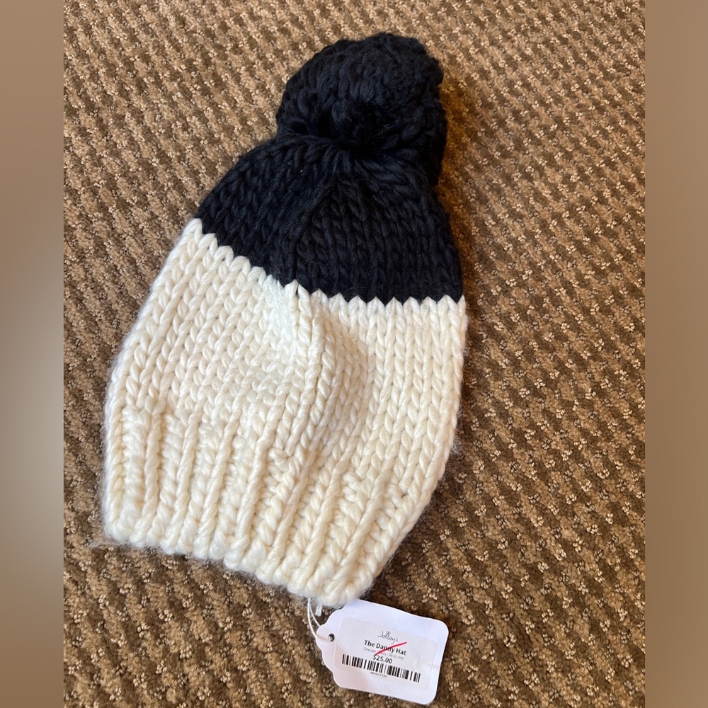 Shiraleah Black and Cream Chunky Knit Pom Beanie no tags